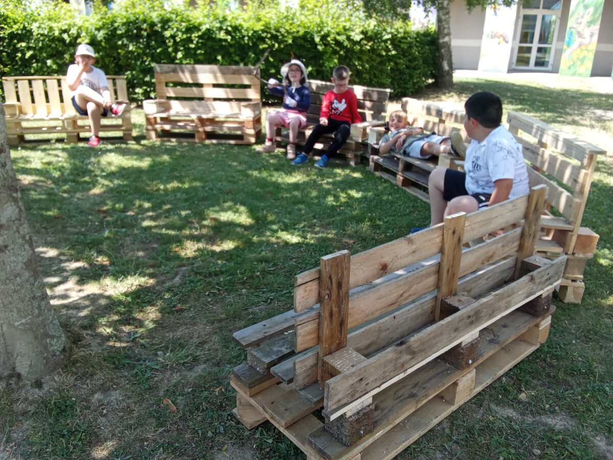 Des bancs pour apprendre dehors : un projet inter-établissements au service de l’école Tristan L’Hermite